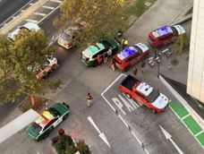 En Las Condes, una niña de 2 años cayó de un piso 11 y murió: ventana sin malla, alcohol, una siesta y un padre detenido