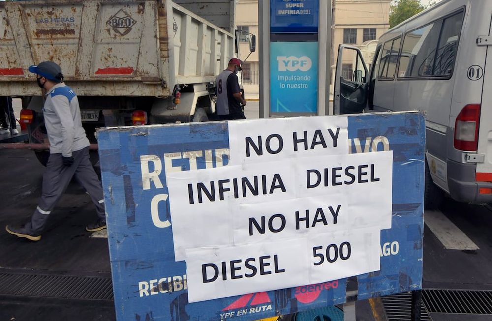 “No hay gasoil”, las bocas de expendio cerradas y largas filas de camiones a la espera de los lugares en donde quedaban suministros. Foto: Orlando Pelichotti / Los Andes