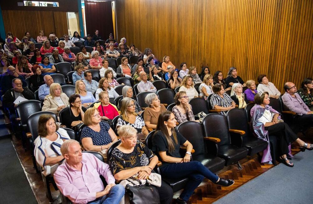 Una propuesta en la pantalla grande del microcine para las personas mayores
