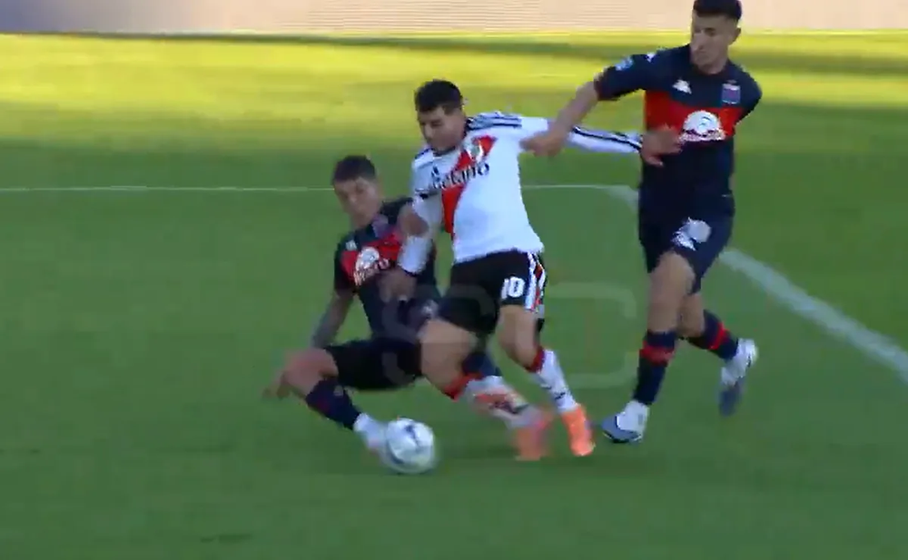 La infracción de Nahuel Banegas sobre Ángel Correa dentro del área que Andrés Gariano no sancionó como penal.