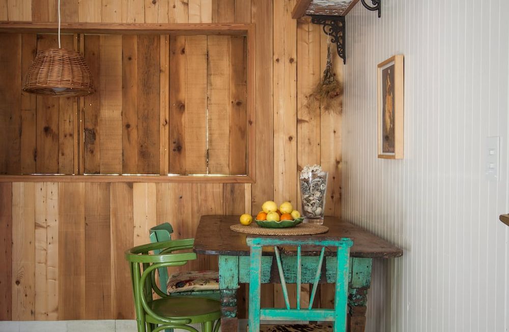 Paredes decoradas con machimbre, un revestimiento low cost que puede hacer la diferencia