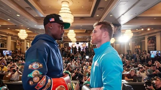Jermell Charlo y Canelo Álvarez en su último cara a cara antes de la pelea del sábado en Las Vegas, donde expondrás los 4 cinturones de las entidades más importantes.