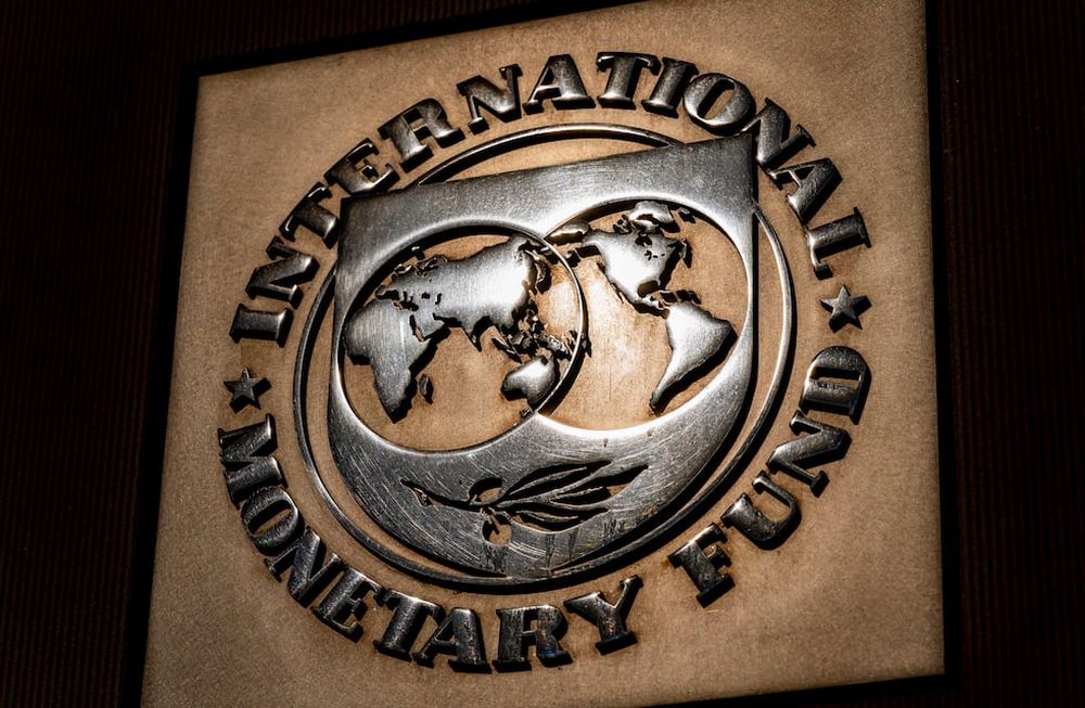 En esta imagen archivo, el logo del Fondo Monetario Internacional, visto en su sede, el 5 de abril de 2021, en Washington. (AP Foto/Andrew Harnik, archivo)