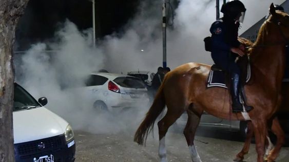 El duelo entre el Lobo y el Xeneize quedó suspendido por un enfrentamiento entre hichas y socios en las afueras del Bosque luego de que se cerraran las puertas por alcanzar el límite de capacidad. / Gentileza.