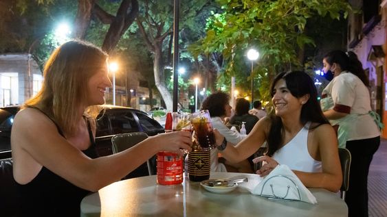 Encuentro. Grupos de jóvenes reinventan la costumbre de los bisabuelos y se reúnen a charlar en torno al vermut con soda. Foto: Mariana Villa / Los Andes.