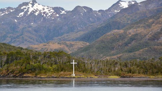 Monumento erigido por el pueblo de Chile en la costa de la bahía Fortescue al conmemorar los 500 años del cruce del estrecho por la expedición de Fernando de Magallanes. Algunos de los cipreses allí presentes tienen edades superiores a los 600 años, indicando que ya existían cuando Magallanes caminó por las costas de esta bahía.