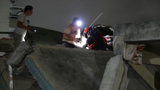 Integrantes de Cuerpos de Emergencia realizan labores de rescate este miércoles, en Caracas (Venezuela). El terremoto que sacudió a Venezuela fue revisado al alza por el Servicio Geológico de Estados Unidos (USGS), que lo elevó a una magnitud de 7,5, mientras las autoridades locales evalúan los daños y posibles víctimas tras el fuerte sismo que se sintió en varias regiones del país.&nbsp;