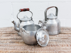 ni jarron ni maceta: la curiosa idea para reutilizar una tetera antigua que se volvio viral ni jarron ni maceta: la curiosa idea para reutilizar una tetera antigua que se volvio viral