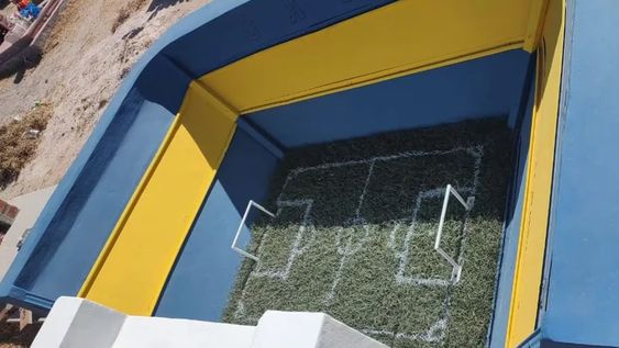 “Intenté ser lo más fiel al estadio, pero tuve que hacerle algunas cosas. Donde está la pantalla del estadio, allí va la placa con la información del difunto detalla Natalia, quien realizó el proyecto