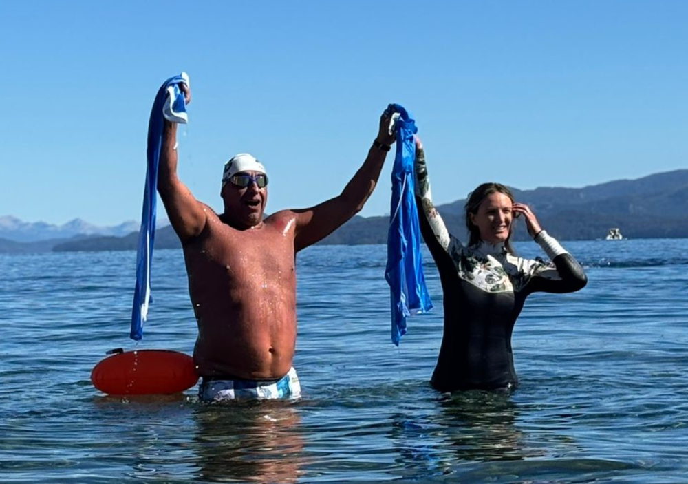 Una marca más Gustavo Oriozabala, el hombre récord: el mejor nadador de aguas abiertas cruzó a nado el Nahuel Huapi