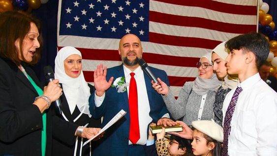 Mohamed Khairullah, el alcalde musulmán y demócrata que denuncia discriminación en la Casa Blanca. Imagen de archivo de su juramento al asumir el cargo en las últimas elecciones.