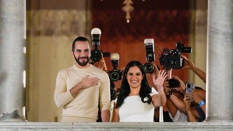 Los Andes | El presidente de El Salvador, Nayib Bukele, izquierda, acompañado por su esposa Gabriela Rodríguez, saluda a sus seguidores desde el balcón del palacio presidencial en San Salvador, después del cierre de las urnas para las elecciones generales del domingo