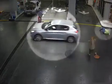Un hombre se escapó sin pagar de una estación de servicio, atropelló a dos mujeres y fue detenido.