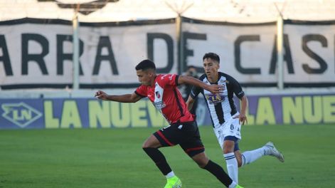Alvaro Veliez, goleador del Súper Depor,anotó el 1-0 parcial ante Estudiantes de Buenos Aires. / Gentileza.