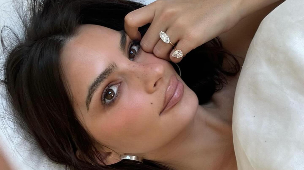 La modelo Emily Ratajkowski comenzó la tendencia de los 
