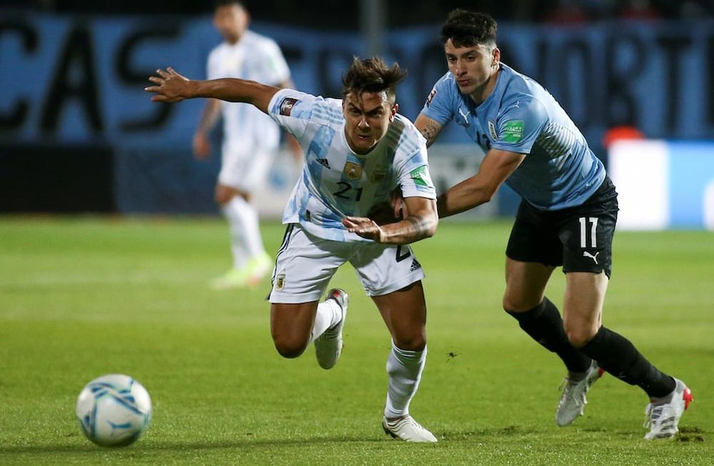 Paulo Dybala, el delantero cordobés que reemplazó a Lionel Messi en el partido ante Uruguay por las eliminatorias, quedó afuera del banco de suplentes. / Gentileza.