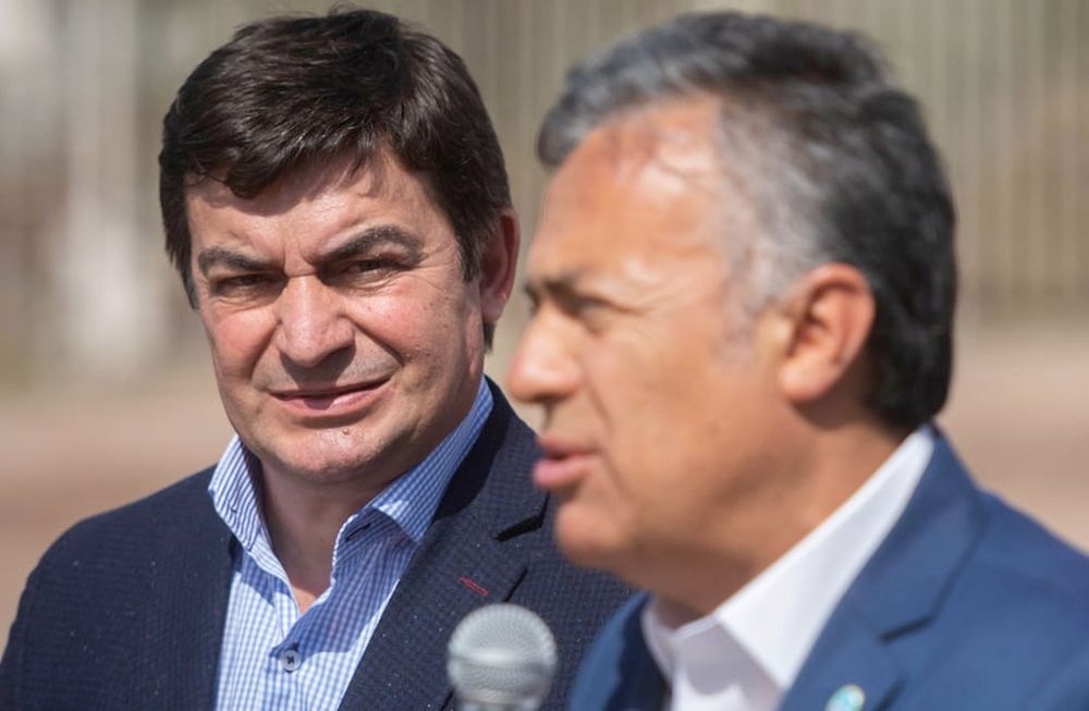 Alfredo Cornejo y Omar de Marchi, quien aparece como su principal competidor para las elecciones PASO del 11 de junio.Foto: Ignacio Blanco / Los Andes