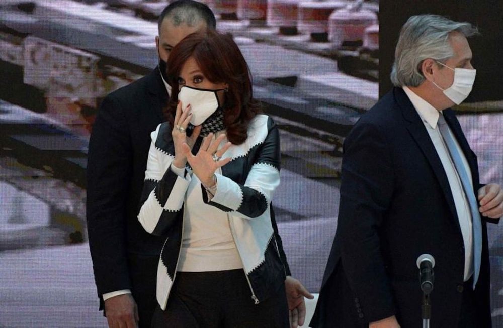 Va a la deriva y si Alberto pierde lo poco y casi nada que le queda de poder, a la titiritera no le quedará más remedio que cambiar de títere o ponerse ella a cumplir las funciones que cumplía el títere.