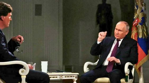 Vladimir Putin junto a Tucker Carlson durante la entrevista (captura de pantalla)