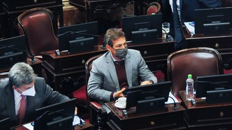 Los Andes | Luis Naidenoff encabezó la nota de la oposición para reclamar la vuelta a la presencialidad. Foto: Federico López Claro - Corresponsalía