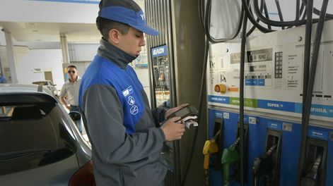 Las estaciones de servicio podrían dejar de aceptar tarjetas de crédito. - Orlando Pelichotti / Los Andes