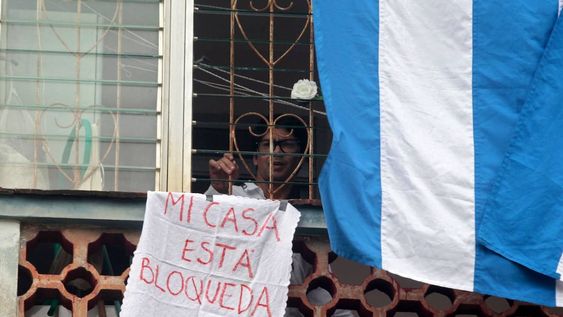 La última vez que se vio en La Habana al joven dramaturgo que lideraba Archipiélago, fue en la ventana de su casa con una hoja de papel en la que escribió que estaba atrapado y no podía salir.