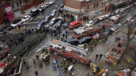 Los Andes | Incendio en Nueva York. Bomberos trabajan fuera del edificio donde se produjo el incendio. (AP)