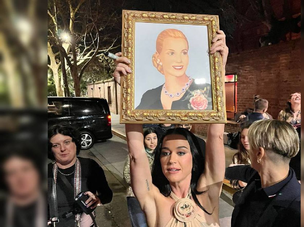 Katy Perry llegó a Buenos Aires y levantó un cuadro de Eva Perón.