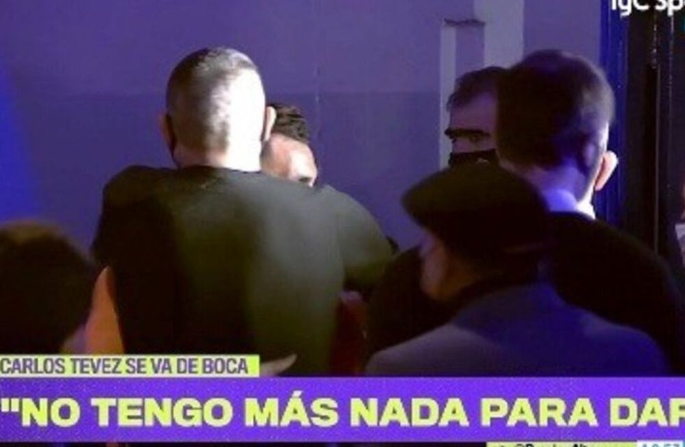 El emotivo abrazo entre Juan Román Riquelme y Carlitos Tévez.