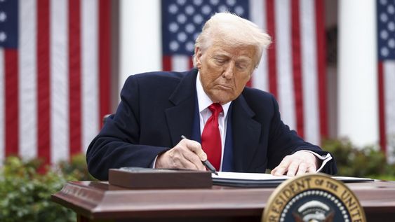 Donald Trump exime de aranceles recíprocos a algunos dispositivos electrónicos. Donald Trump exime de aranceles recíprocos a algunos dispositivos electrónicos.