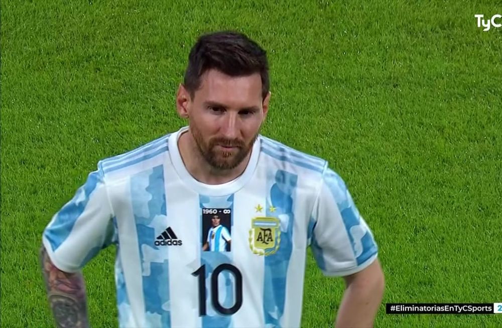 Leo Messi con la camiseta homenaje a Diego Maradona.