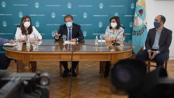 Conferencia. El gobernador Rodolfo Suárez junto a las ministras Ana María Nadal, Mariana Juri; Víctor Ibáñez y José Thomas, durante los anuncios de ayer en Casa de Gobierno.