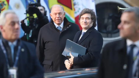 Javier Milei junto a Gerardo Werthein, ahora el exministro de Relaciones Exteriores.