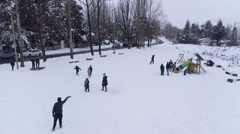Los Andes | Varios visitantes llegaron desde distintos puntos del Gran Mendoza y se reunieron a jugar en la plaza de El Salto. | Foto: José Gutiérrez / Los Andes