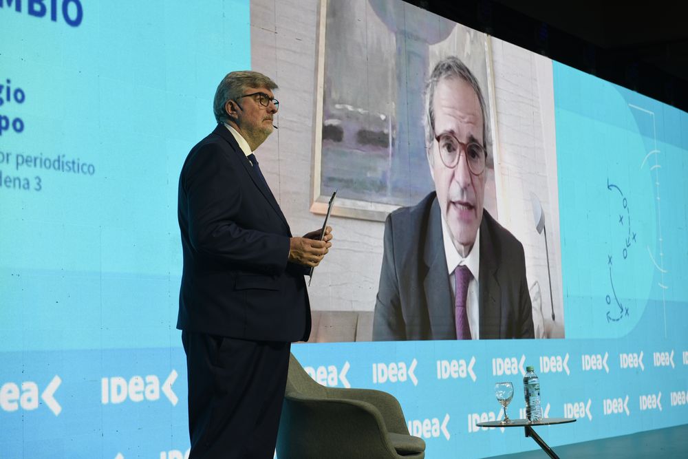 Sergio Suppo, director periodístico de Cadena 3, junto a Rafael Grossi, director general del Organismo Internacional de Energía Atómica (OIEA) (virtual)