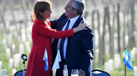 Los Andes | La imagen de Alberto Fernández cayó en la provincia en relación a los niveles que tenía en marzo. Fernández Sagasti tiene mucho rechazo. / Marcelo Rolland