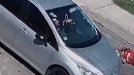 El hecho ocurrió en la calle Arredondo entre Sarmiento y Anatole France, cuando un ex policía disparó contra dos personas que según denunció, se tiraron sobre su auto.Foto: Captura video