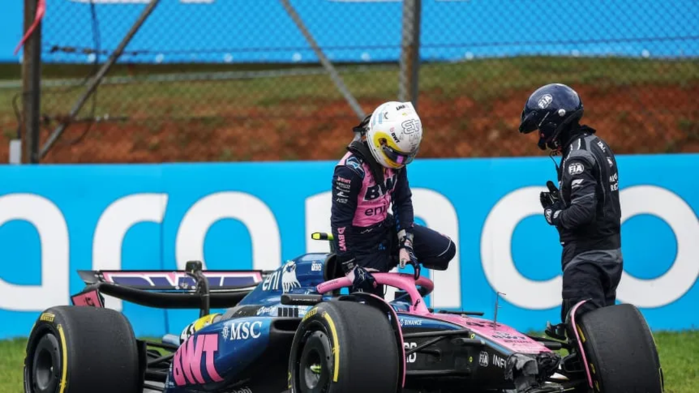 El piloto argentino sufrió un triple choque y debió abandonar la carrera en Brasil.