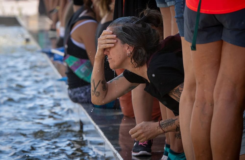 Manifestantes se refrescan en la fuente de la Plaza Independecia durante el Paro Nacional de la CGT del pasado 24 de enero. Una ola de calor se extendió durante toda esta semana en Mendoza. Foto: Ignacio Blanco / Los Andes