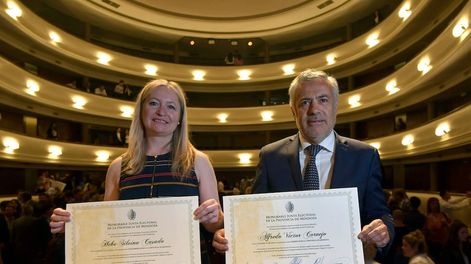 Los Andes | Hebe Casado y Alfredo Cornejo, la fórmula de Cambia Mendoza que ganó las elecciones provinciales, exhiben sus diplomas tras la proclamación de los candidatos electos realizada en el Teatro Independencia.