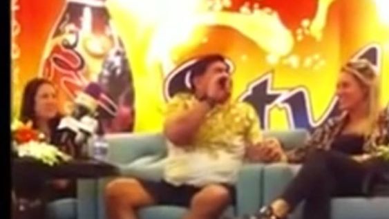 Diego Maradona le cantó una serenata a Rocío Oliva en la TV de Dubai