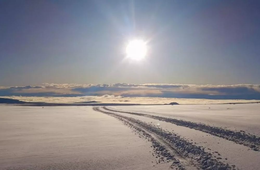 El impactante paisaje de La Payunia cubierta de nieve y que la hace ver como una postal del espacio. Foto: Gentileza Guardaparque Jimena Martíjez Chaves