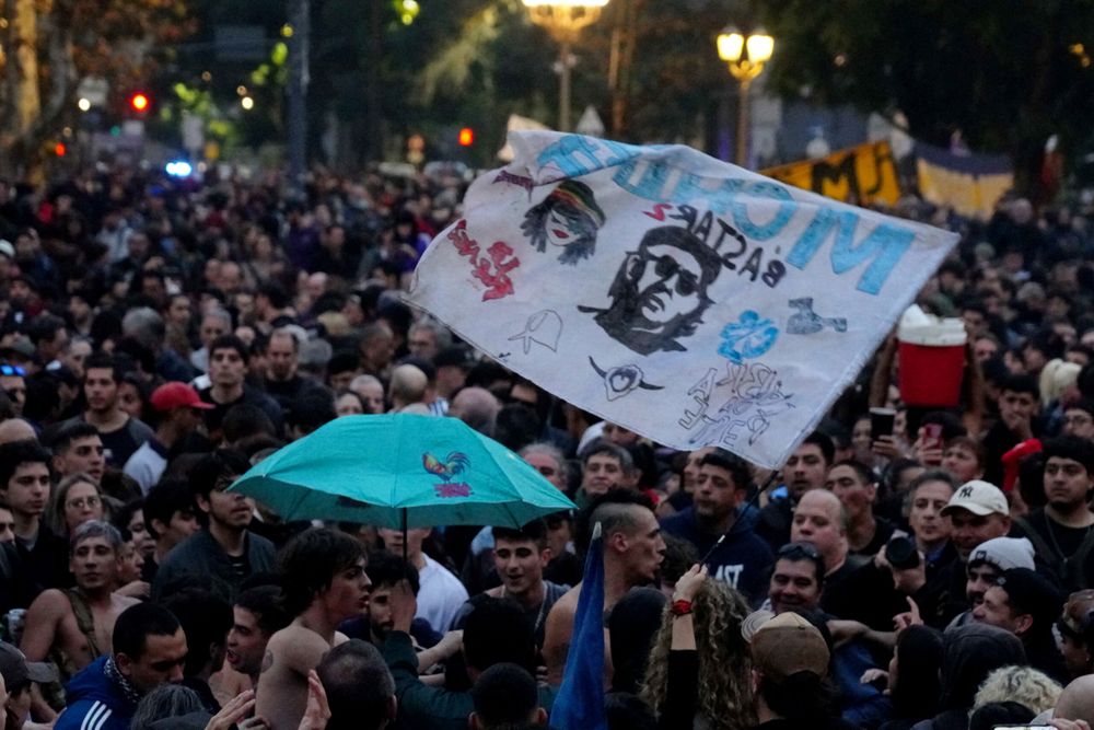 Se realizo esta tarde una misa ricotera en la Plaza de Mayo para despedir al Indio Solari. El artista padecía de Parkinson y falleció esta mañana a sus 77 años en su casa de Parque Leloir en el partido bonaerense de Ituzaingó.