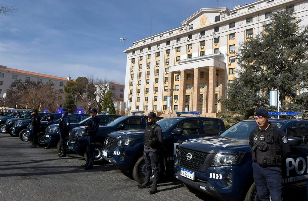 El Gobernador, Rodolfo Suarez, y el ministro de Seguridad, Raúl Levrino, presentaron móviles policiales y chalecos para la Policía, junto a Alfredo CornejoFoto:  Orlando Pelichotti