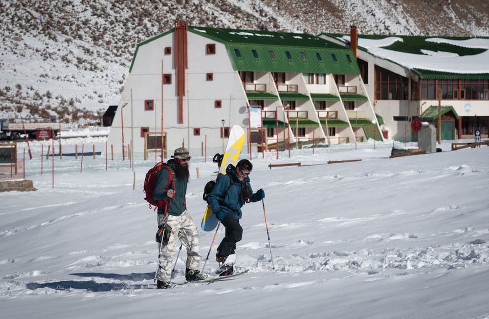 Penitentes, MendozaLa montaña mendocina poco a poco se va vistiendo de blanco, turistas y esquiadores disfrutan de las primeras nevadas en alta montaña.Carlos Migno y Jose Maria Quiroga se preparan para hacer esqui fuera de pista.Foto: Ignacio Blanco / Los Andes