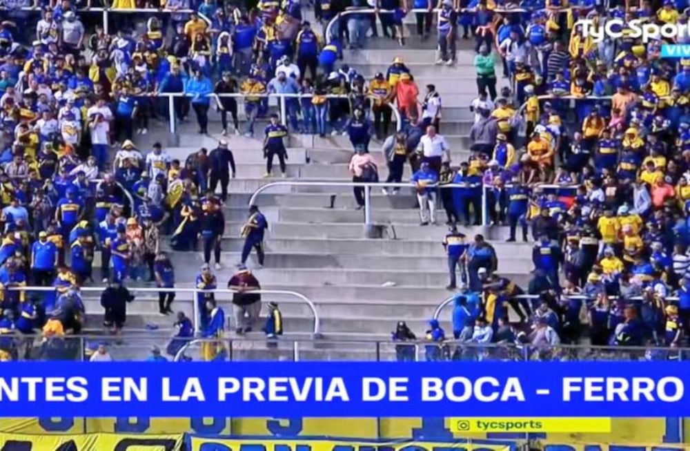 Varios golpes en la tribuna de Boca previo al partido por CopaArgentina. Las banderas que tapaban la visión iniciaron las peleas. / Gentileza.