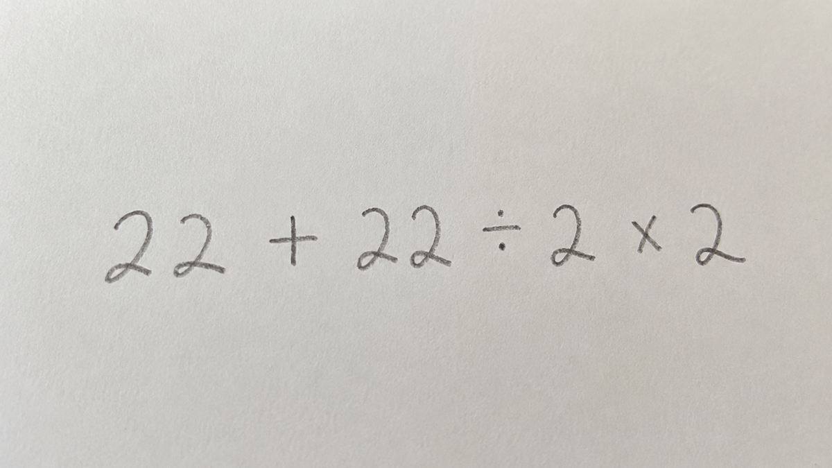 La ecuación 22 + 22 ÷ 2 x 2 parece fácil a primera