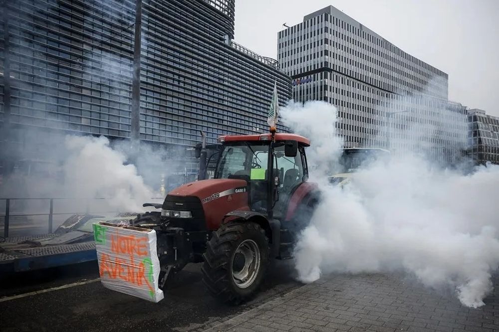 Un tractor protesta este martes contra el acuerdo UE-Mercosur ante el Parlamento Europeo en Estrasburgo.