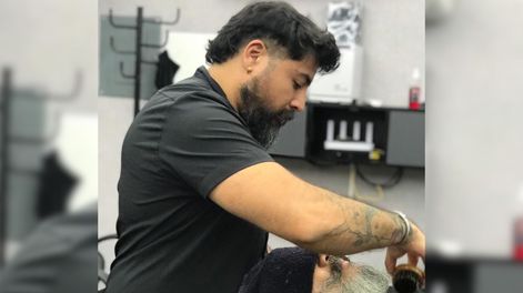 Jonatan Lara, el barbero que vive su sueño en Costa Rica a sus 37 años.