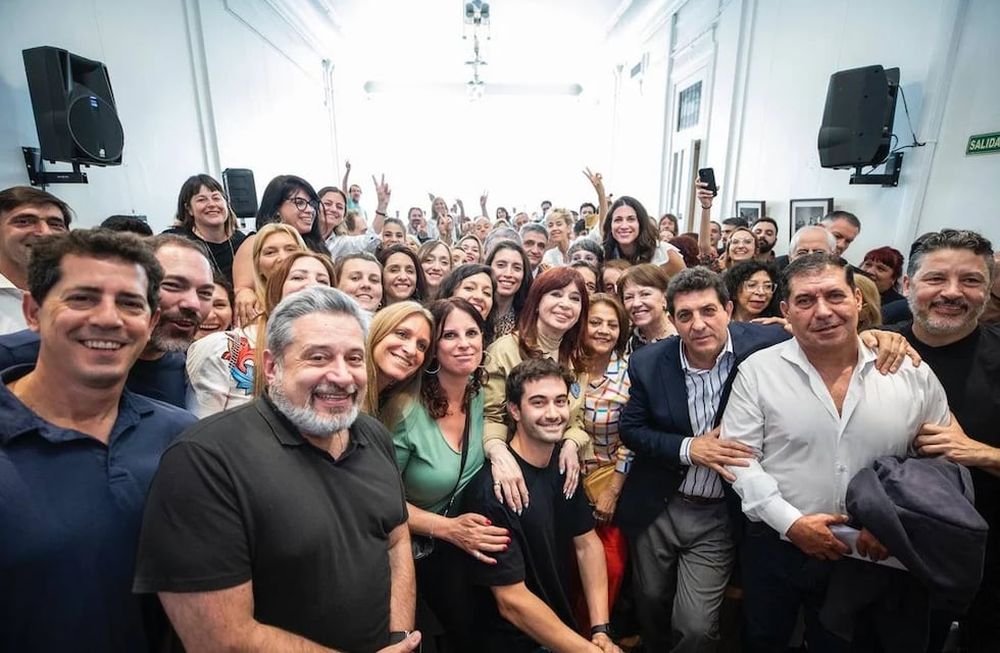 La expresidenta Cristina Kirchner junto a legisladores y dirigentes del peronismo en el Instituto Patria. Foto: NA